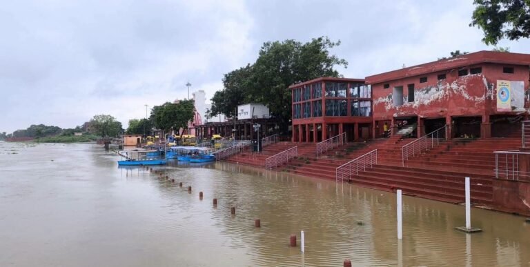 मुजफ्फरनगर के पौराणिक शुकतीर्थ में गंगा का जल स्तर बढ़ने से डूबे गंगा घाट