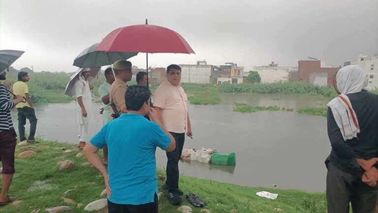 काली नदी का जलस्तर बढ़ा, एडीएम वित्त ने काली नदी के जलस्तर का किया स्थलीय निरीक्षण