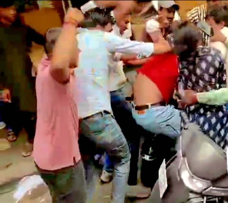 युवती संग बैठे दूसरे समुदाय के युवक की हिंदू संगठनों के कार्यकर्ताओं ने जमकर पिटा