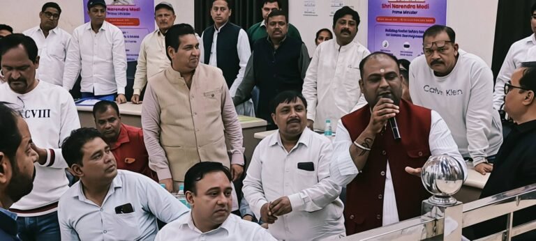 कुर्सी नहीं मिलने पर बोर्ड बैठक में सभासद का हंगामा