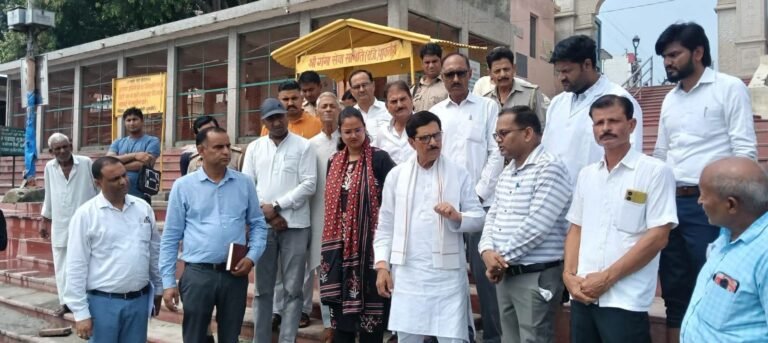 शुकतीर्थ में नदी की धारा में आया काला प्रदूषित जल, दुर्गंध के साथ बड़ी संख्या में मरी मछलियां