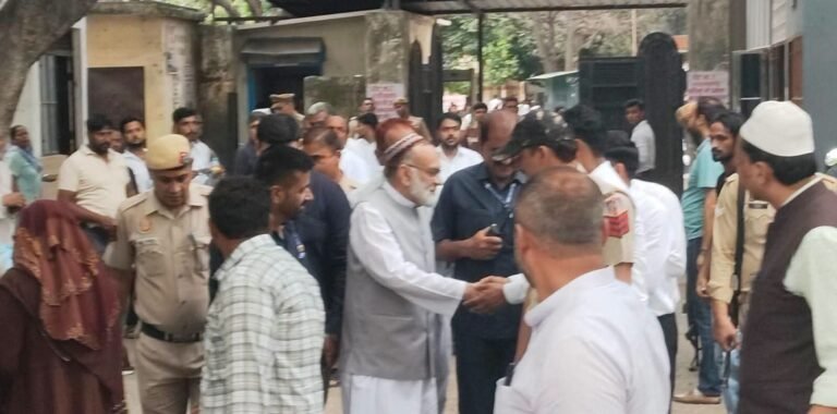मुजफ्फरनगर सीजेएम कोर्ट में पेश हुए दिल्ली की जामा मस्जिद के शाही इमाम अहमद बुखारी