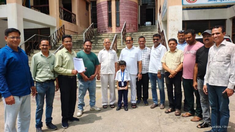 उद्योग व्यापार मंडल ने खाद्य पदार्थों में खतरनाक पेस्टिसाइड एवं रासायनिक पदार्थों के उपयोग पर रोक को सौंपा कृषि अधिकारी को ज्ञापन