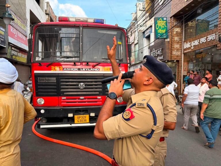 मुजफ्फरनगर में भगत सिंह रोड पर क्राॅकरी गोदाम में लगी भीषण आग, मचा हड़कंप
