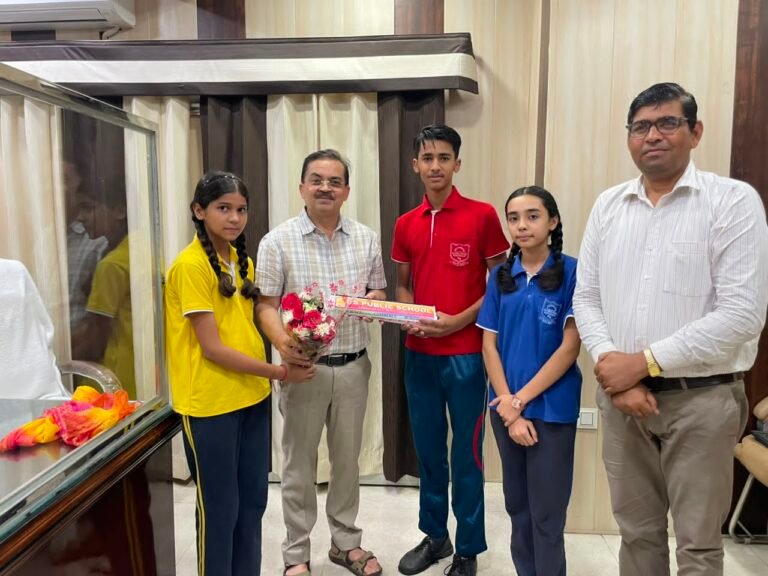 डीएस पब्लिक स्कूल ने डॉक्टर्स डे पर सीएमओ सहित नगर के चिकित्सकों का किया अभिनंदन