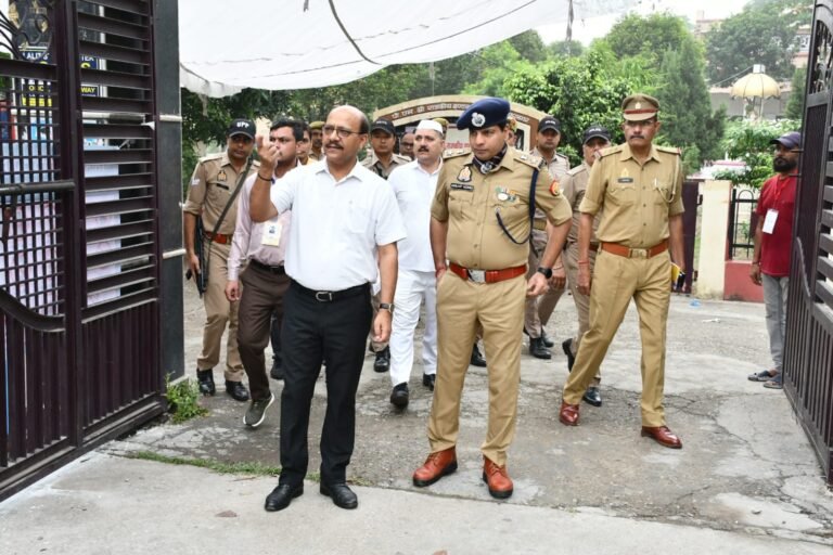 UPTET-2026 परीक्षा को सकुशल, निष्पक्ष एवं शांतिपूर्ण ढंग से सम्पन्न कराने को परखी डीएम और एसएसपी ने परीक्षा केन्द्रों की व्यवस्था