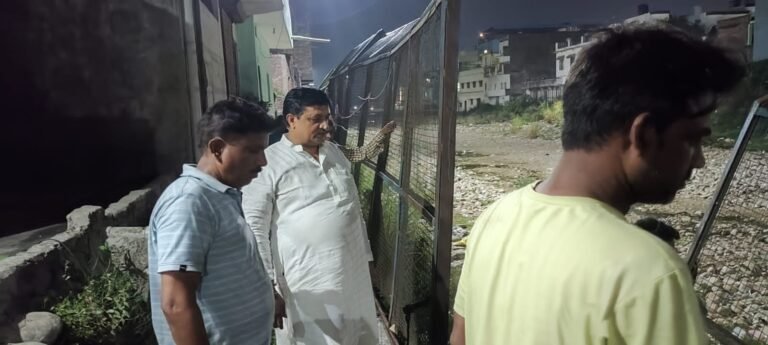 कांग्रेस पार्षद ने निजी खर्च से हरिद्वार में सूखी नदी पर लगवाए सुरक्षा जाल