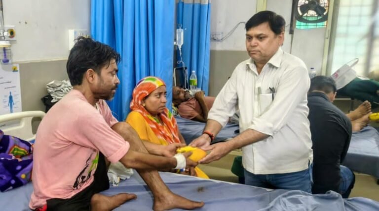 सामाजिक सरोकार के तहत उप जिला चिकित्सालय हरिद्वार में भर्ती मरीजों को  किए फल वितरित