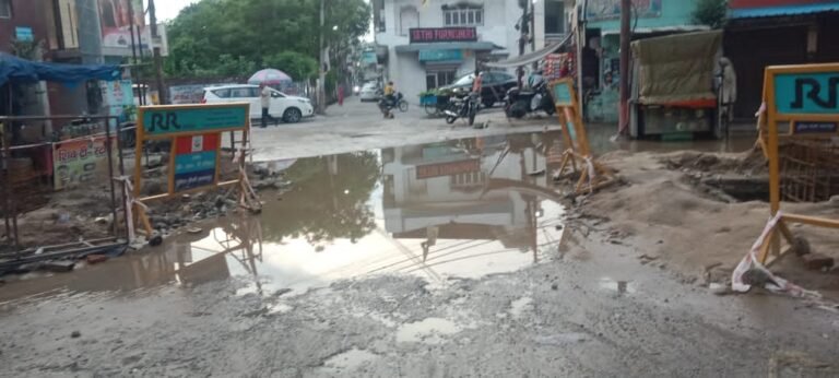 ज्वालापुर रेलवे स्टेशन के गेट पर गढ्ढों में पानी भरने से यात्रीयों को हो रही परेशानी