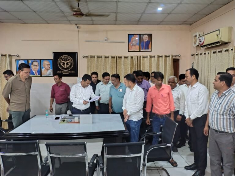 स्वायत्त शासन कर्मचारी संगठन शाखा नगर पालिका परिषद ने सौंपा ईओ को ज्ञापन