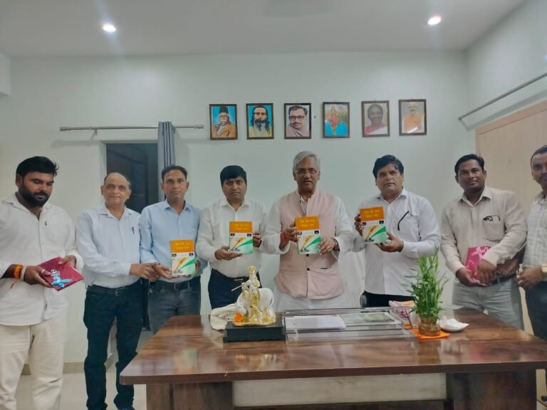 पूर्व मुख्यमंत्री उत्तराखंड त्रिवेंद्र सिंह रावत ने किया डा.रजनीश सैनी की पुस्तक का विमोचन