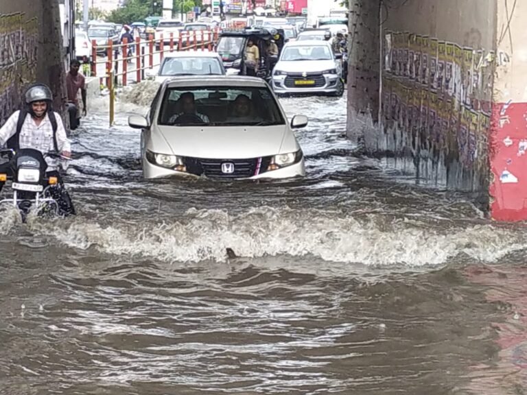 रिमझिम बारिश से मौसम हुआ सुहावना, गर्मी और उमस से लोगों को मिली राहत
