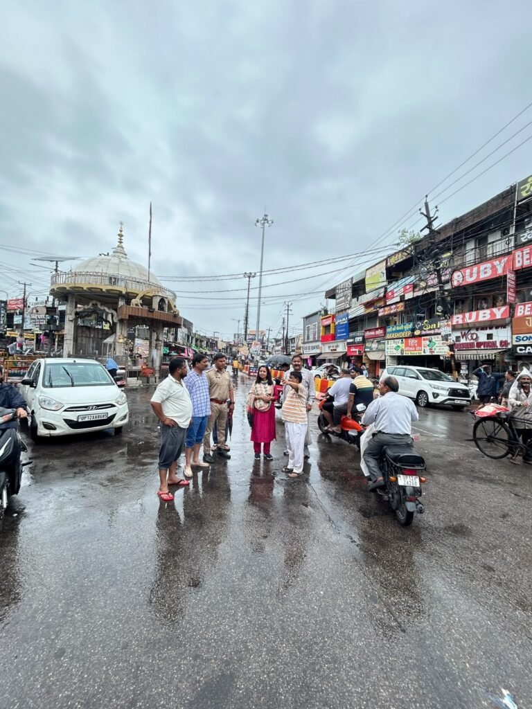 बारिश के बीच सड़कों पर उतरीं पालिका अध्यक्ष मीनाक्षी स्वरूप