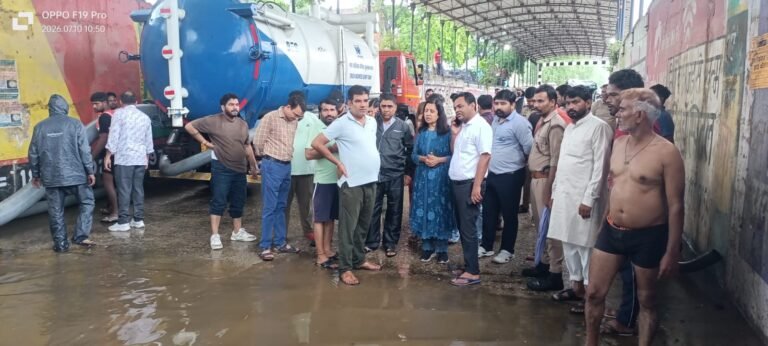 बारिश के बीच प्रभावित क्षेत्रोें में पहुंची पालिका चेयरपर्सन मीनाक्षी स्वरूप, दिए जरुरी दिशा-निर्देश