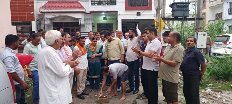 शिवालिक नगर नगर पालिका अध्यक्ष राजीव शर्मा ने किया सड़क निर्माण कार्य का शुभारंभ
