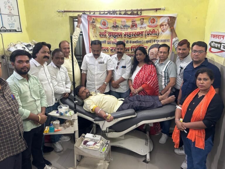 सर्व ब्राह्मण महासभा के राष्ट्रीय महामंत्री डॉ संदीप शर्मा के जन्मदिन पर रक्तदान शिविर का आयोजन