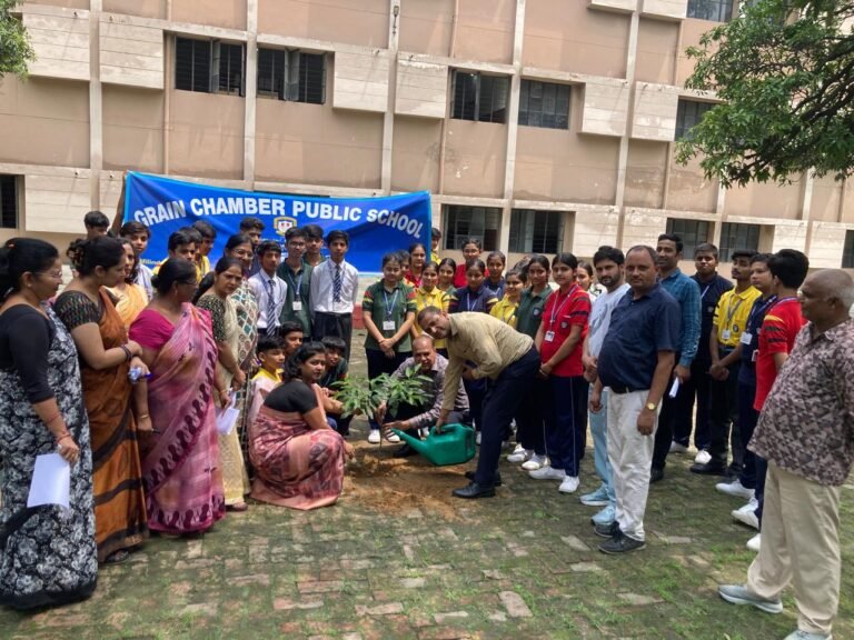 ग्रेन चैम्बर पब्लिक स्कूल में ‘वृक्षारोपण महायज्ञ’ पर वृक्षारोपण के बूते किया बच्चों को प्रेरित