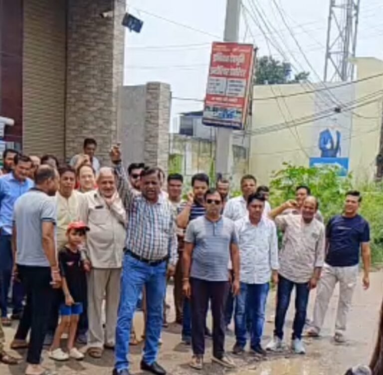 सराय बायपास रोड़ निर्माण की मांग को लेकर क्षेत्र के लोगों ने किया प्रदर्शन