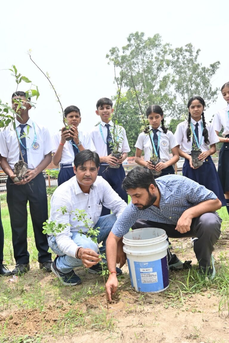 सिंहद्वार पर द एडवेंट स्कूल द्वारा वृक्षारोपण अभियान का शुभारंभ