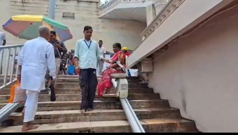 दिव्यांग और बुजुर्गो की सहायता के लिए हरिद्वार हरकी पैड़ी पर लगायी गयी लिफ्ट चेयर