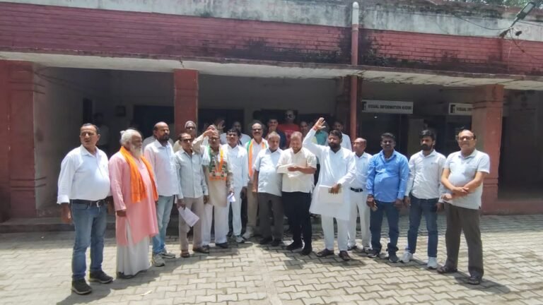 मेरठ में प्रदर्शन कर रहे दलितों के साथ मारपीट के विरोध में कांग्रेस कार्यकर्ताओं ने किया प्रदर्शन