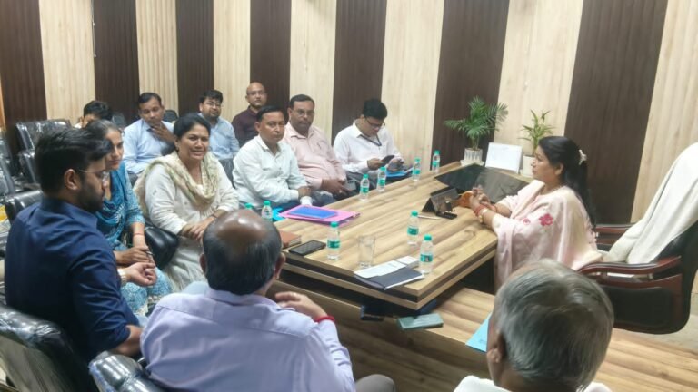 मेयर किरण जैसल ने की अधिकारियों के साथ बैठक जलभराव की समस्या के स्थाई समाधान के लिए कार्ययोजना तैयार कराने के दिए निर्देश