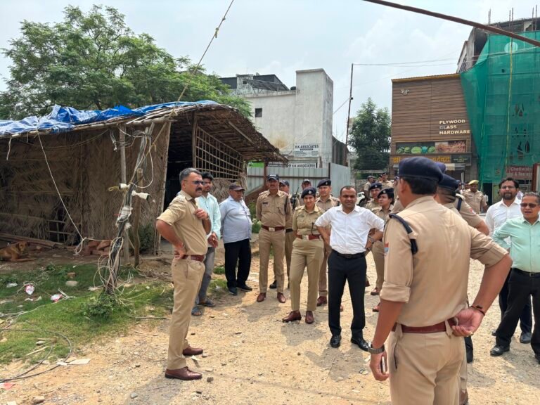 डीएम मयूर दीक्षित एवं एसएसपी नवनीत सिंह ने लिया कांवड़ मेला तैयारियों का जायजा