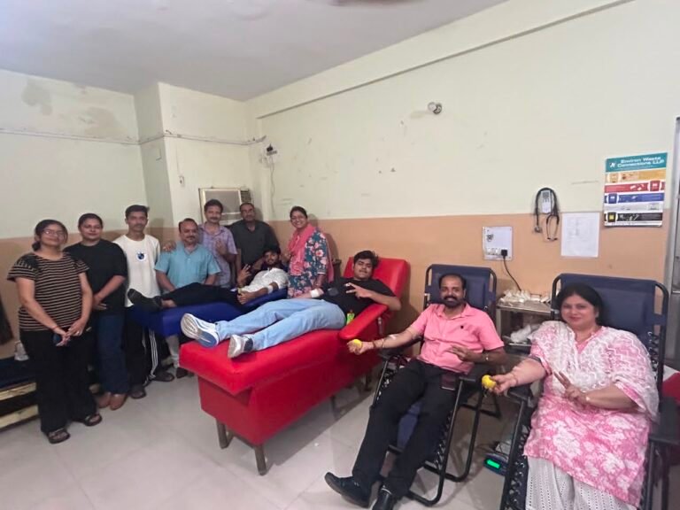 बेटे आदित्य मोहन के 18 वें जन्मदिन पर परिवार ने रक्तदान कर समाज को दिया रिटर्न गिफ्ट