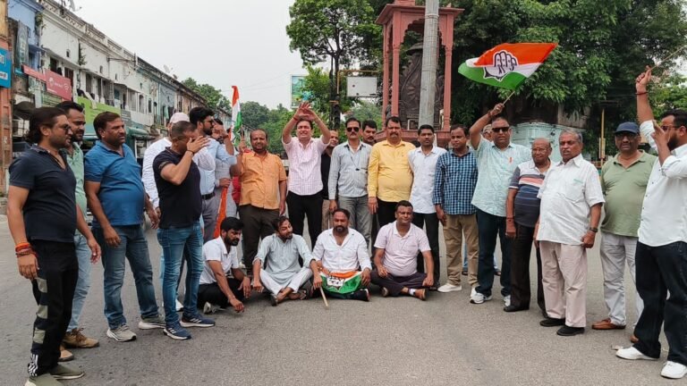 राहुल गांधी के कार्यक्रम की अनुमति स्थगित होने पर कांग्रेस का प्रदर्शन