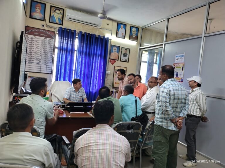 भ्रष्टाचार और लंबित समस्याओं को लेकर प्राथमिक शिक्षकों का डीईओ कार्यालय पर शांतिपूर्ण धरना