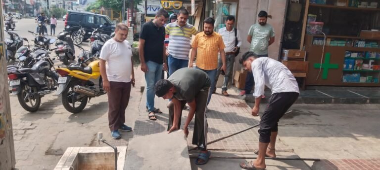 नगर निगम टीम ने भगतसिंह चौक रेल पुलिया और चंद्राचार्य चौक क्षेत्र में की नालों की सफाई
