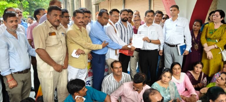 टीईटी की अनिवार्यता समाप्त करने की मांग को लेकर शिक्षकों ने जिलाधिकारी के माध्यम से प्रधानमंत्री को दिया ज्ञापन
