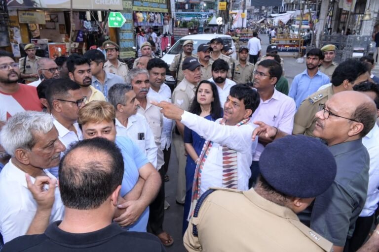 मंत्री कपिल देव ने किया बझेड़ी फाटक से शिवचौक होते हुए अटल चौक मेरठ रोड तक कांवड़ मार्ग का स्थलीय निरीक्षण