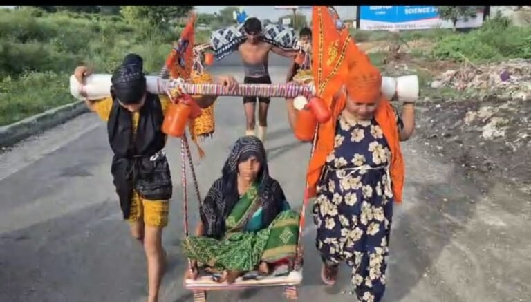 बेटी के साथ मिलकर सास को कांवड़ यात्रा करा रही बहू