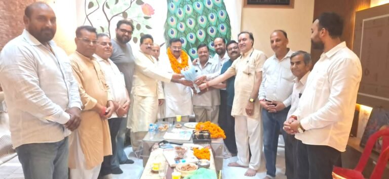 कांग्रेस के राष्ट्रीय प्रवक्ता आलोक शर्मा ने लिया तीर्थ पुरोहितों से आशीर्वाद