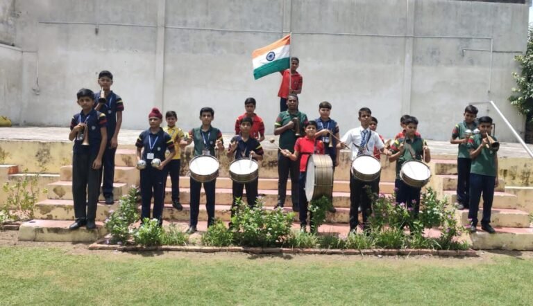 राष्ट्रीय झंडा अंगीकरण दिवस पर ग्रेन चैम्बर पब्लिक स्कूल में राष्ट्रध्वज को किया नमन