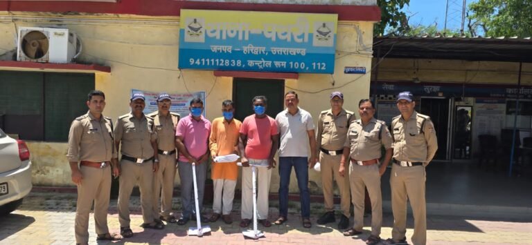 शिव मंदिर हत्याकांड का खुलासा करते हुए पुलिस ने किया तीन आरोपियों को गिरफ्तार