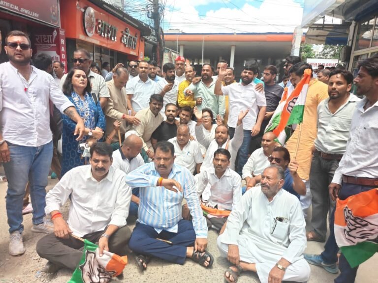 राहुल गांधी की गिरफ्तारी के विरोध में कैबिनेट मंत्री मदन कौशिक के आवास का घेराव करने जा रहे कांग्रेस और सपा कार्यकर्ताओं को पुलिस ने रोका