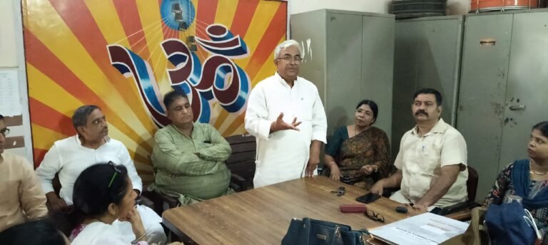 प्रधानाचार्या के पक्ष में आया शिक्षक महासंघ, दी चेतावनी