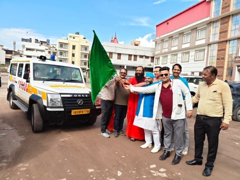 अखाड़ा परिषद अध्यक्ष श्रीमहंत रविंद्रपुरी ने स्वास्थ्य विभाग को उपलब्ध करायी दो एंबुलेंस