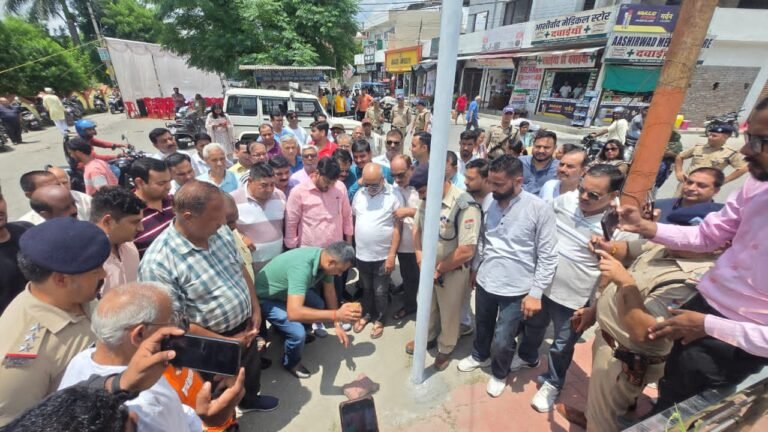 हरिद्वार पालिका अध्यक्ष राजीव शर्मा व एसएसपी नवनीत सिंह ने किया सीसीटीवी कैमरे लगाने के कार्य का शुभारंभ