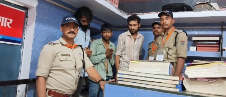 हरिद्वार में यात्रियों का बैग लेकर भाग रहे युवकों को पुलिसकर्मियों ने दबोचा
