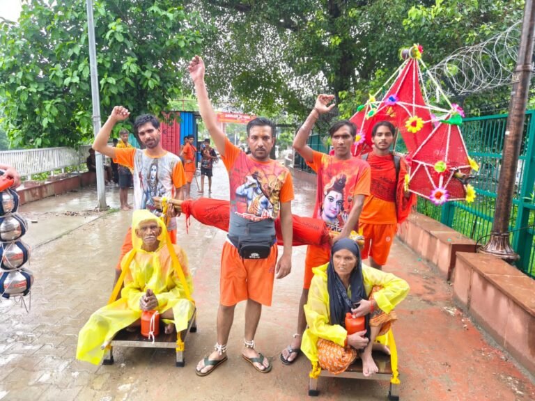 माता पिता को कांवड़ में बैठाकर हरिद्वार से बागपत रवाना हुए संजीव और अनिल