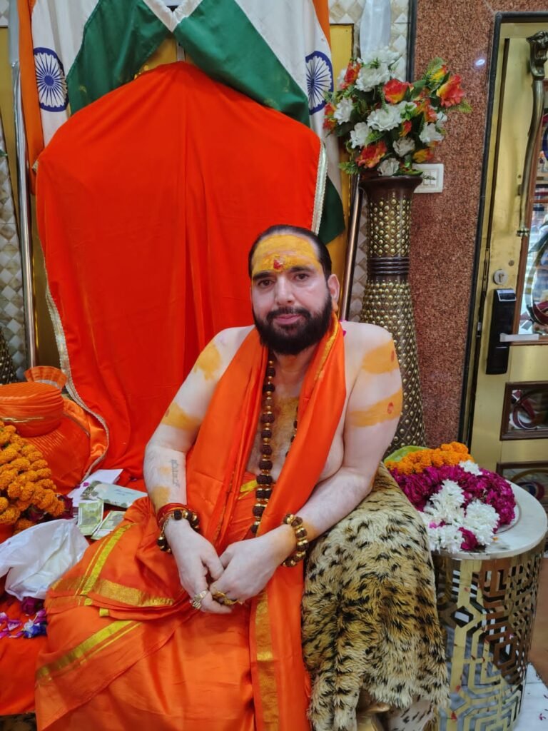 गुरु के बताए मार्ग पर चलकर ही जीवन सफल बनता है : महामंडलेश्वर स्वामी डॉ. संतोषानंद देव महाराज