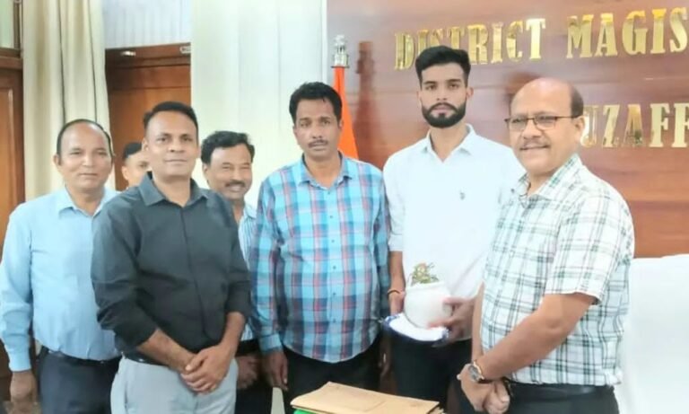 वॉलीबॉल के राष्ट्रीय खिलाड़ी अजय बालियान को डीएम ने किया सम्मानित