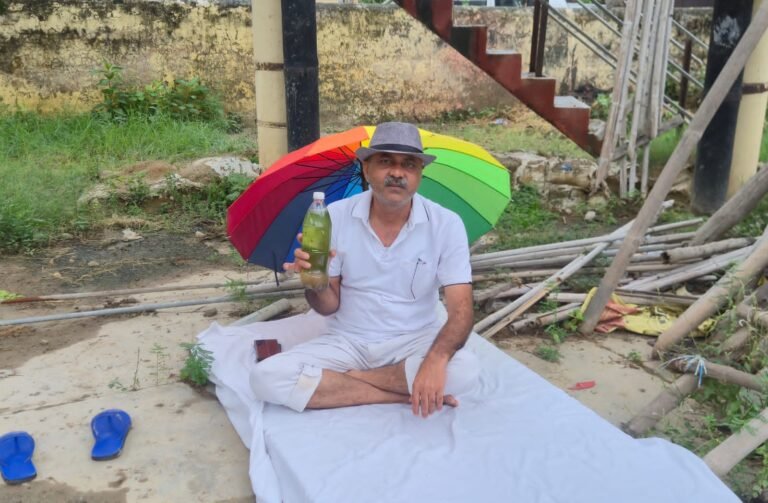 सुभाष नगर में गंदे पानी पर फूटा जनाक्रोश, सुरेंद्र ठाकुर का जल संस्थान पर धरना, भूख हड़ताल की चेतावनी