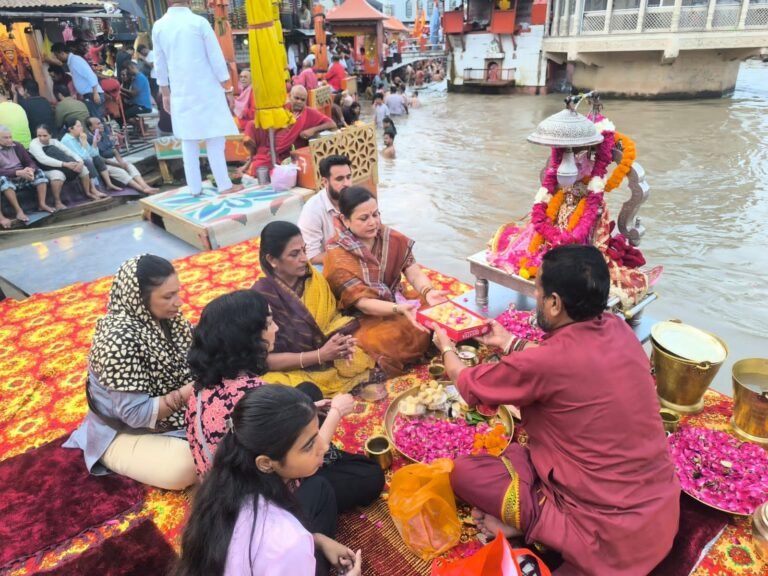 हरिद्वार जिला पॉश समिति की अध्यक्ष व सदस्यों ने किया गंगा पूजन