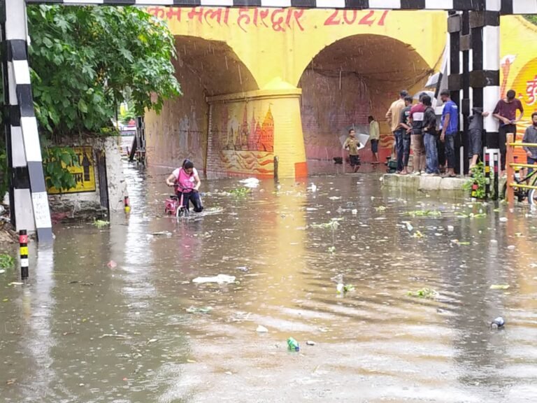 भगत सिंह चौक रेलवे अंडरपास के नीचे जलभराव होने से राहगीरों और वाहन चालाकों ने झेली परेशानी