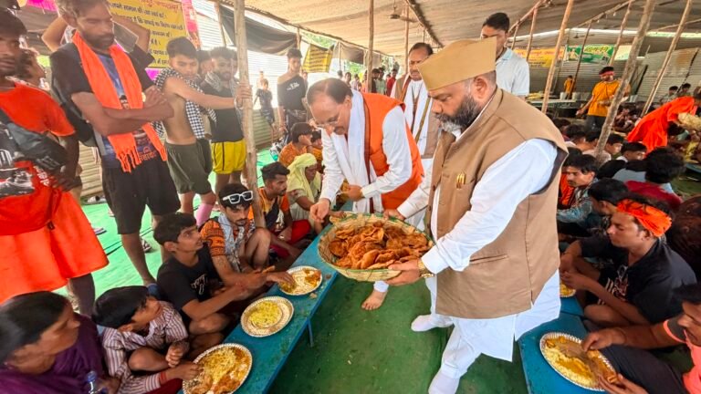 पूर्व मुख्यमंत्री डा.रमेश पोखरियाल निशंक ने कांवड़ियों की सेवा कर बढ़ाया उत्साह