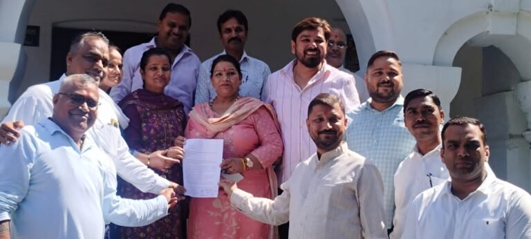 पार्षदों ने दिया मेयर किरण जैसल को ज्ञापन मीडिया में प्रसारित रोपवे किराया वृद्धि और पार्षदों की खरीद फरोख्त संबंधी समाचार की जांच कराने की मांग